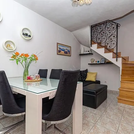 House Rose In Center Semesterbostad