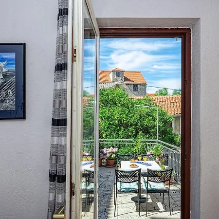 House Rose In Center Σπλιτ